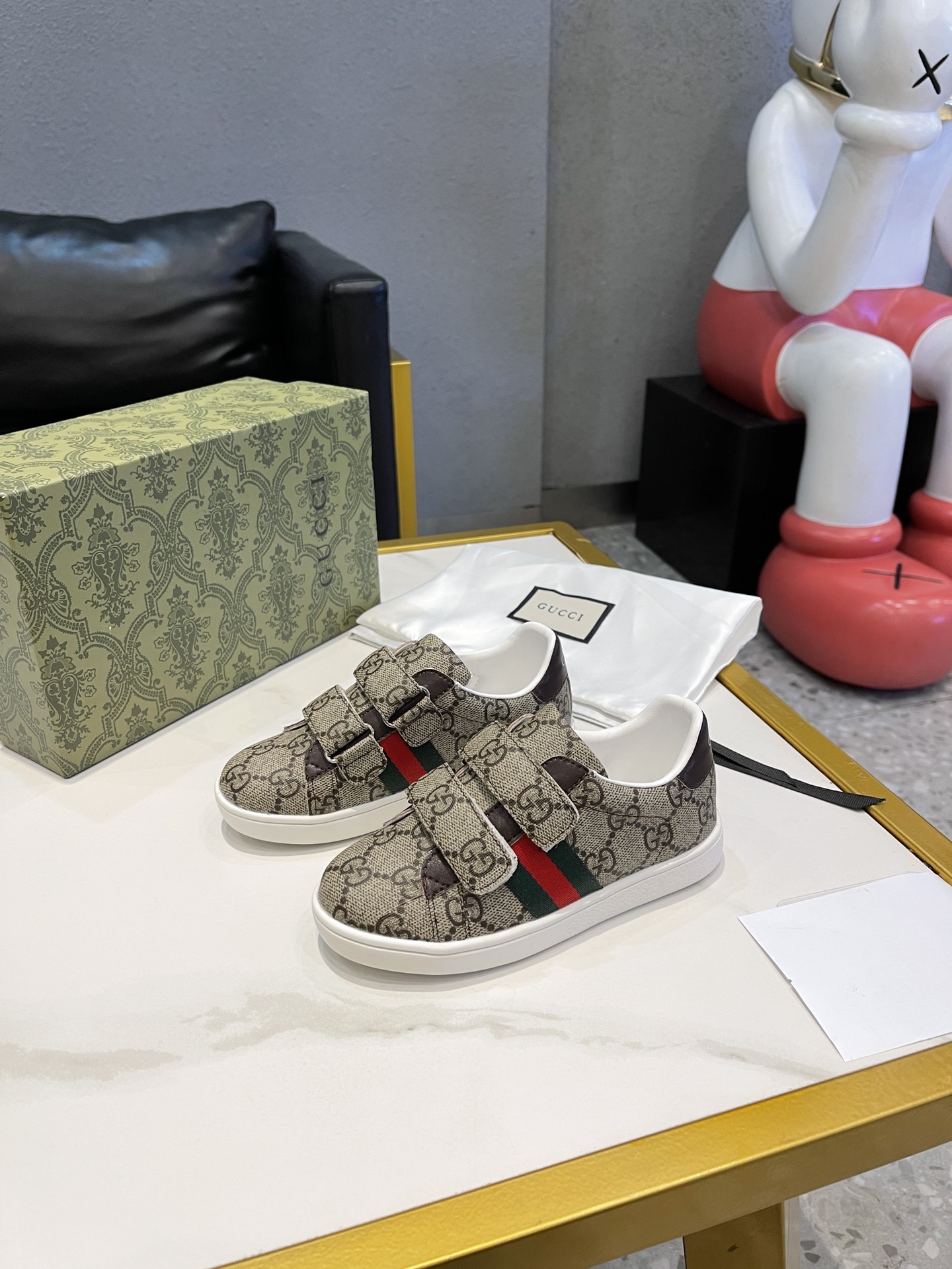 Children's shoes child